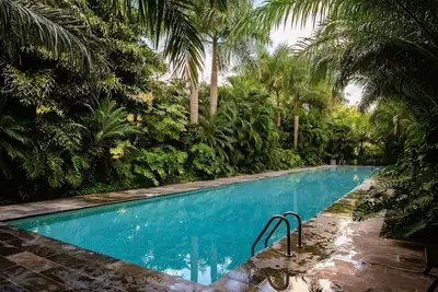 Cozy, elegant 2br steps to Us Consulate