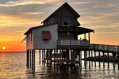 Image de Soundfront Cottage In the Water - One of a Kind Sunsets - Dock and 3 Decks
