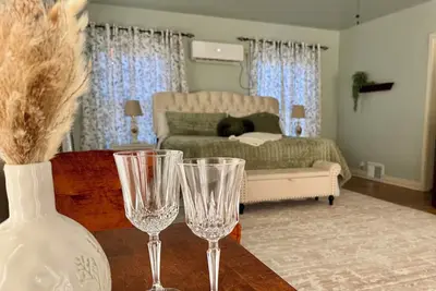 Image de Beautiful 2 story 1946 vintage home within walking distance to local shops