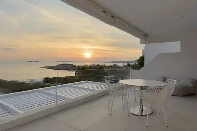 Beachfront Athenian Riviera 4br • 2 Kitchens