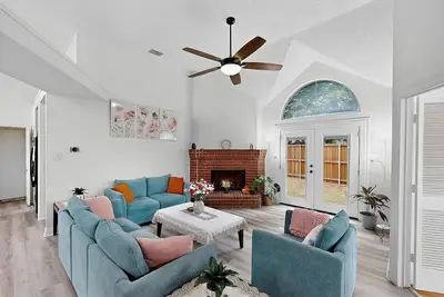 Image de Rowlett Haven: Sunny Getaway w/ Pool & Bubbly Tub