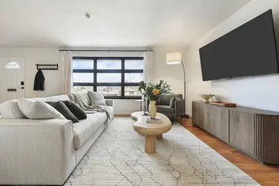 Image de Quiet cul-de-sac 4 bedroom with garage. game room and office.