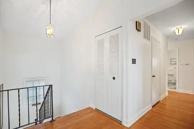 Image de Spacious 4-bedroom house in Potomac, Md, offering plenty of rooms and comfort.