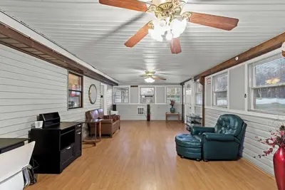 Image de Enclosed Sunroom • Ripken Stadium and Parks Nearby