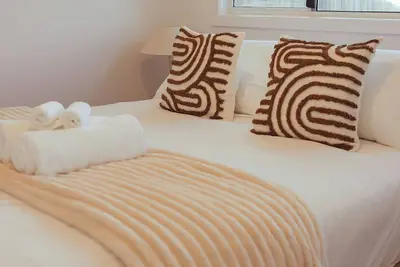 Image de Modern 3br Claremont Home | Parking & WiFi