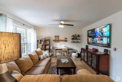 Image de 3 Bedroom Homestead Getaway - Walkable Carrboro, Minutes to Unc