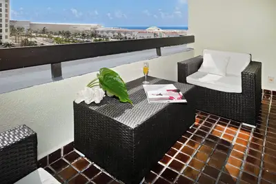 Image de Top Location Beachfront Condo·Steps from Isla Mall