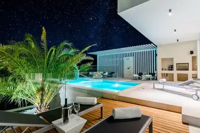 Image de Wunderschönes Ferienhaus in Sutivan mit Privatem Pool by Interhome
