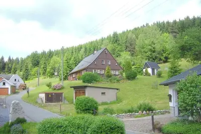 Image de Tolles Ferienhaus in Klingenthal mit Großem Garten by Interhome