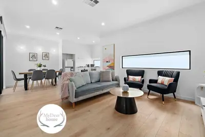 Image de City Edge Retreat: Contemporary Living (3-Story)