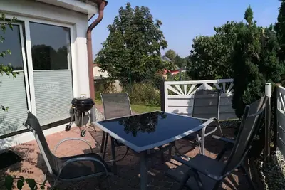 Image de Modern ausgestattetes Ferienhaus mit Terrasse by Interhome