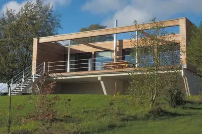 Image de Exklusives Ferienhaus mit Terrasse und Garten by Interhome