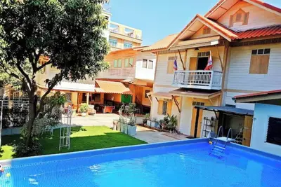 Image de Villa entière avec piscine et jardin dans le centre de Bangkok