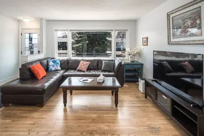 Image de e Home Ganzes Haus 5br2ba Zentral bei chinook mall by Interhome