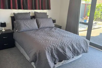 Image de Escape to Tranquility - Book your stay at Bowentown Retreat Today.