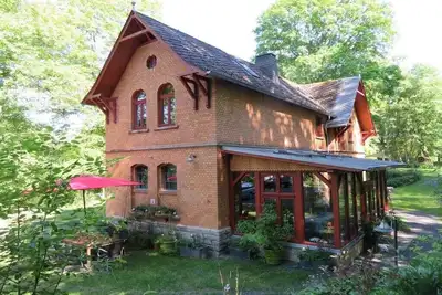 Image de Rose rouge, remise à voitures au bord de l'étang