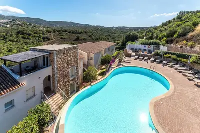 Image de Complexe avec piscine et vue sur la mer