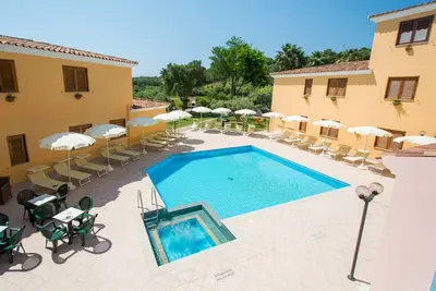 Image de Appartement confortable avec terrasse et piscine