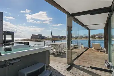 Image de The terraces of a 4-person Villa Super Vip are located directly by the water, with access to a private swimming pier, jacuzzi and Infrared sauna.