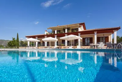 Image de Fantastische Villa Anastasia mit großem Pool by Interhome