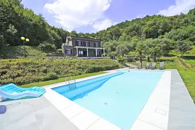 Image de D1mora Sophie - Lake View villa with pool and large garden