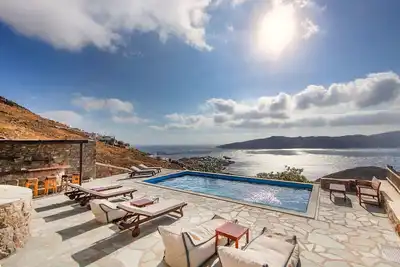 Image de Grand Atemberaubende Villa mit Meerblick und privatem Pool by Interhome