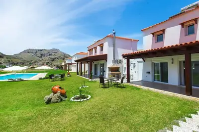 Image de Haus in Kolympia mit Garten und Bergblick by Interhome