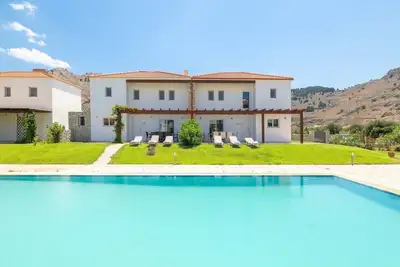 Image de Haus in Kolympia mit Parkplatz und Bergblick by Interhome