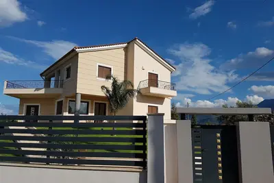Image de Villa \"Dimitris\" mit Blick auf das Wasser by Interhome