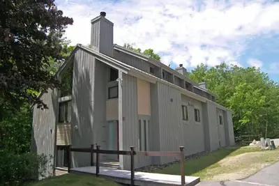 Image de Spacious, newly renovated w/ gas Fp, near Loon. C4701 by Lrs