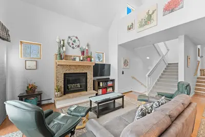 Image de Luxury Wildernest Retreat - Near 3 Ski Resorts with Hot Tub & Fireplace