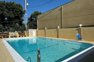 Image de Close to Nelson Family Vineyard + Breakfast. Pool.