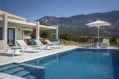 Image de Stylish Villa with Ainos-and-Sea Views set in Mature Gardens near Trapezaki