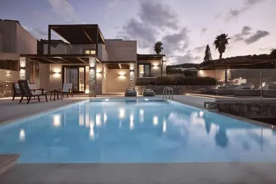 Image de Stunning, Contemporary Waterfront Villa with Heated Infinity Pool & Breakfast