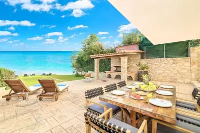 Image de Spacious Seaside Villa with Pool, Garden and Direct Sea Access