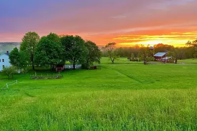 Image de New! Gorgeous Hudson Valley Farmhouse on 14 Acres