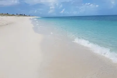 Image de Direct on the white sand beach, N Victoria Hill