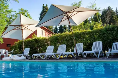 Image de Rustikale Wohnung mit Swimmingpool in den Hügeln der Toskana by Interhome