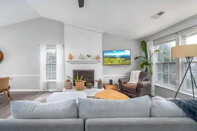 Image de The Quiet Grove: Pet friendly 3 Bed 2 bath private wooded views with deck