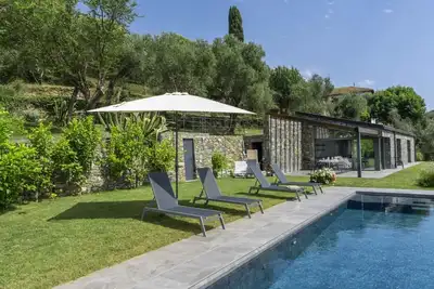 Image de Bienvenue dans cette magnifique villa mitoyenne, où l'élégance et le confort se mêlent harmonieusement. Située sur une colline, à quelques minutes de Zoagli, la maison offre une vue imprenable sur le golfe de Portofino. Les grands espaces extérieu