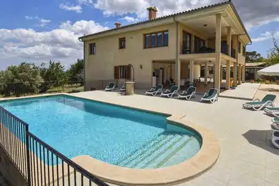 Image de Ferienvilla mit Garten, Grill und Terrasse by Interhome