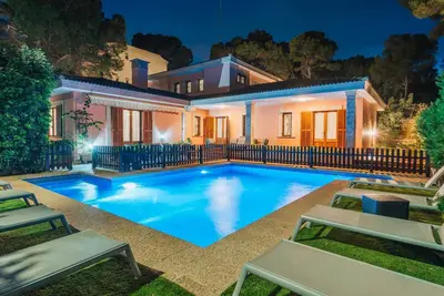 Image de Villa Damar, Villa mit 5 Schlafzimmern und Schwimmbad. by Interhome