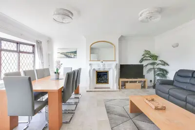 Image de New! Amazing 4br Cottage + Sea View w/ Terrace & Free Parking - City Centre