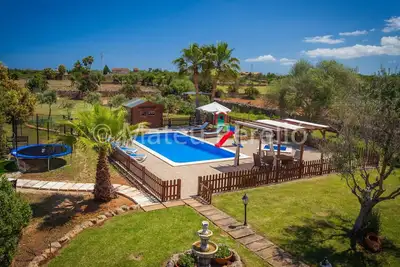 Image de Villa mit 5 Schlafzimmern und Pool auf dem Lande by Interhome