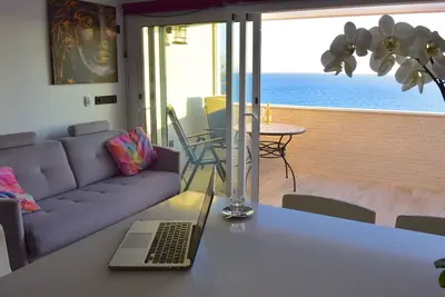 Image de Traumwohnung mit Meerblick und Gemeinschaftspool by Interhome
