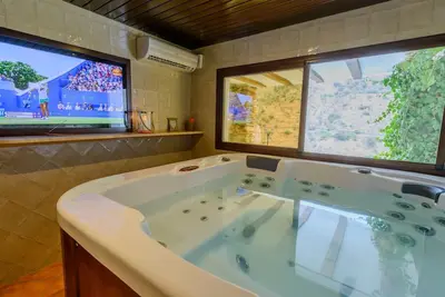 Image de Haus mit integrierter Felswand und Jacuzzi by Interhome