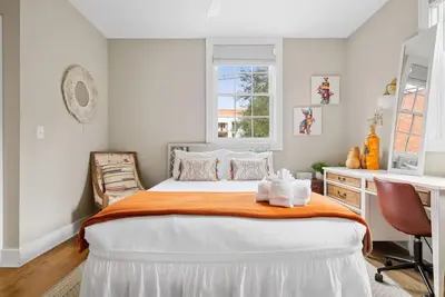 Image de 4 Bedroom - 2 Blocks to King Street with Parking