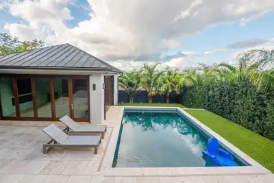 Image de Furnished 4 Bedroom with Pool and Marsh Views!