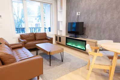 Image de Pristine Brand New Duplex, Prime Location!