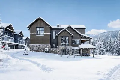 Image de Upscale ski-in ski-out residence, Walk to Village & Gondola, Hot tub Access